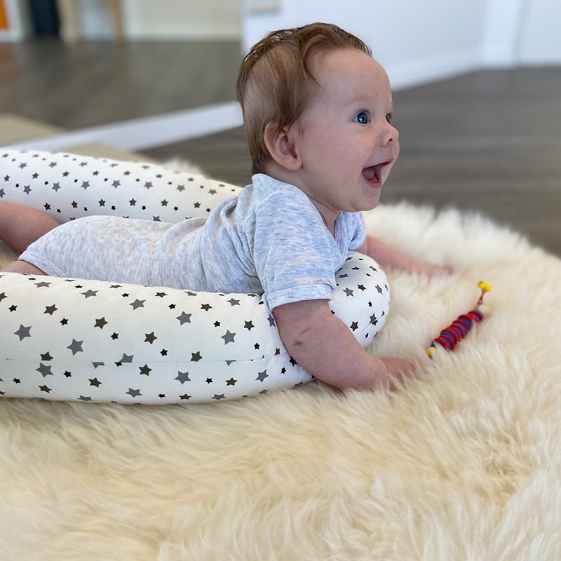 dmt. Kids. lachendes Baby nach einer Übung.