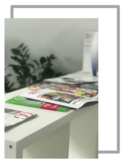 Service - dmt. Physiotherapie. Es sind Zeitschriften im Warteraum zu sehen.