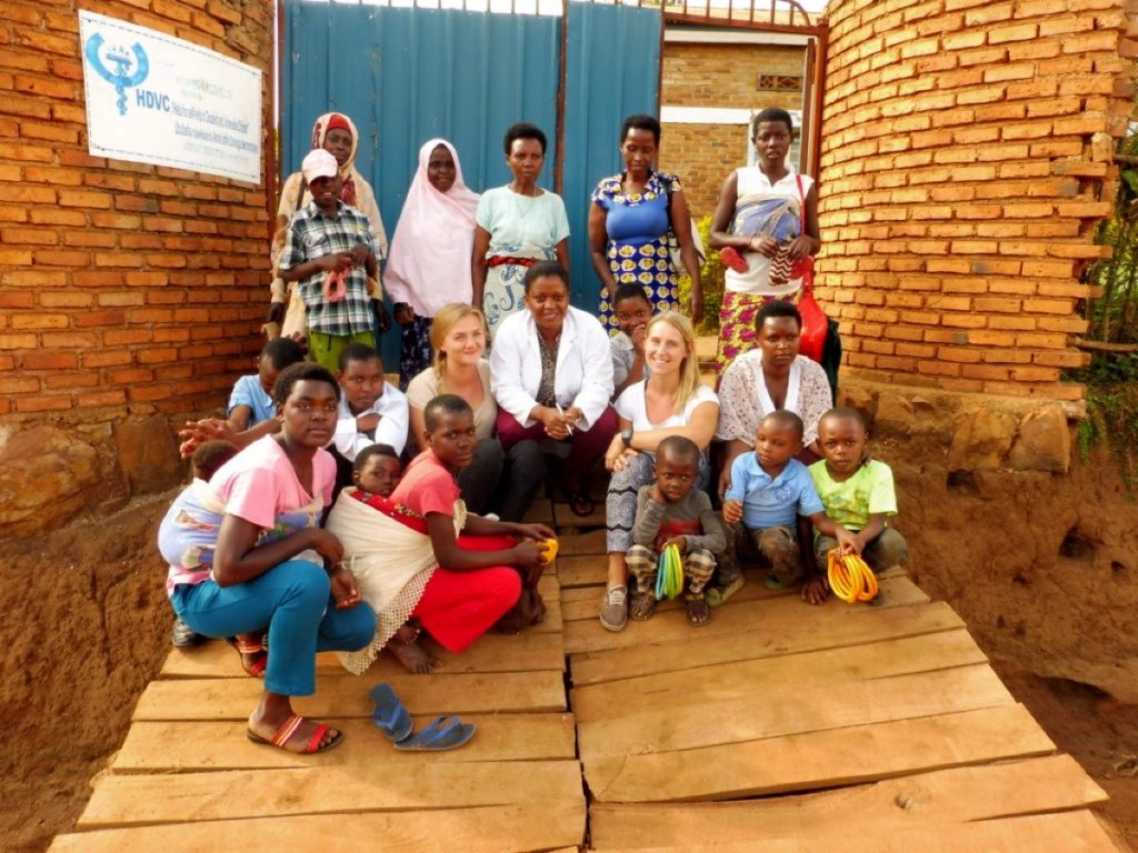 Unsere Therapeutin umringt von Kindern und Müttern. Gemeinsam stark für Kinder. Gruppenbilder der Schulklasse in Ruanda.