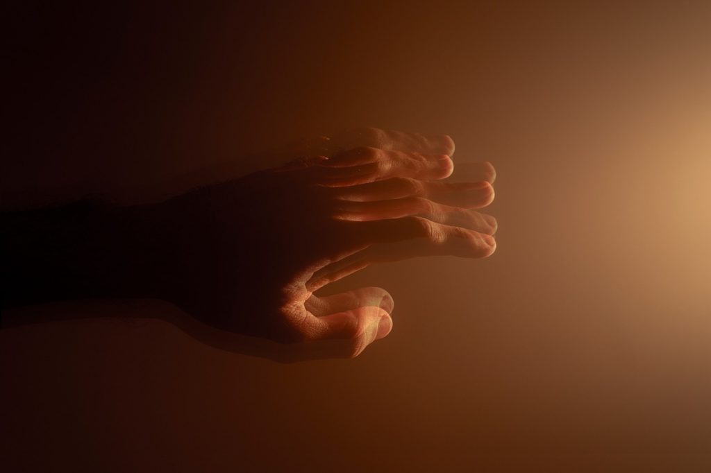 Bild zeigt verschwommene Hand.