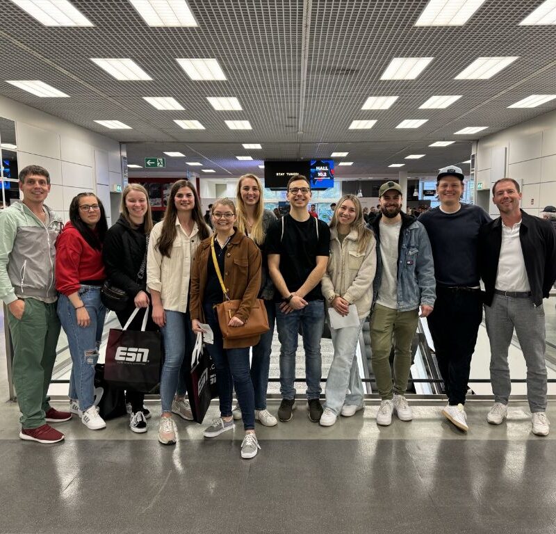 Gruppenfoto der dmt. Physiotherapie Leitungen auf dem Messegelände der Fibo.
