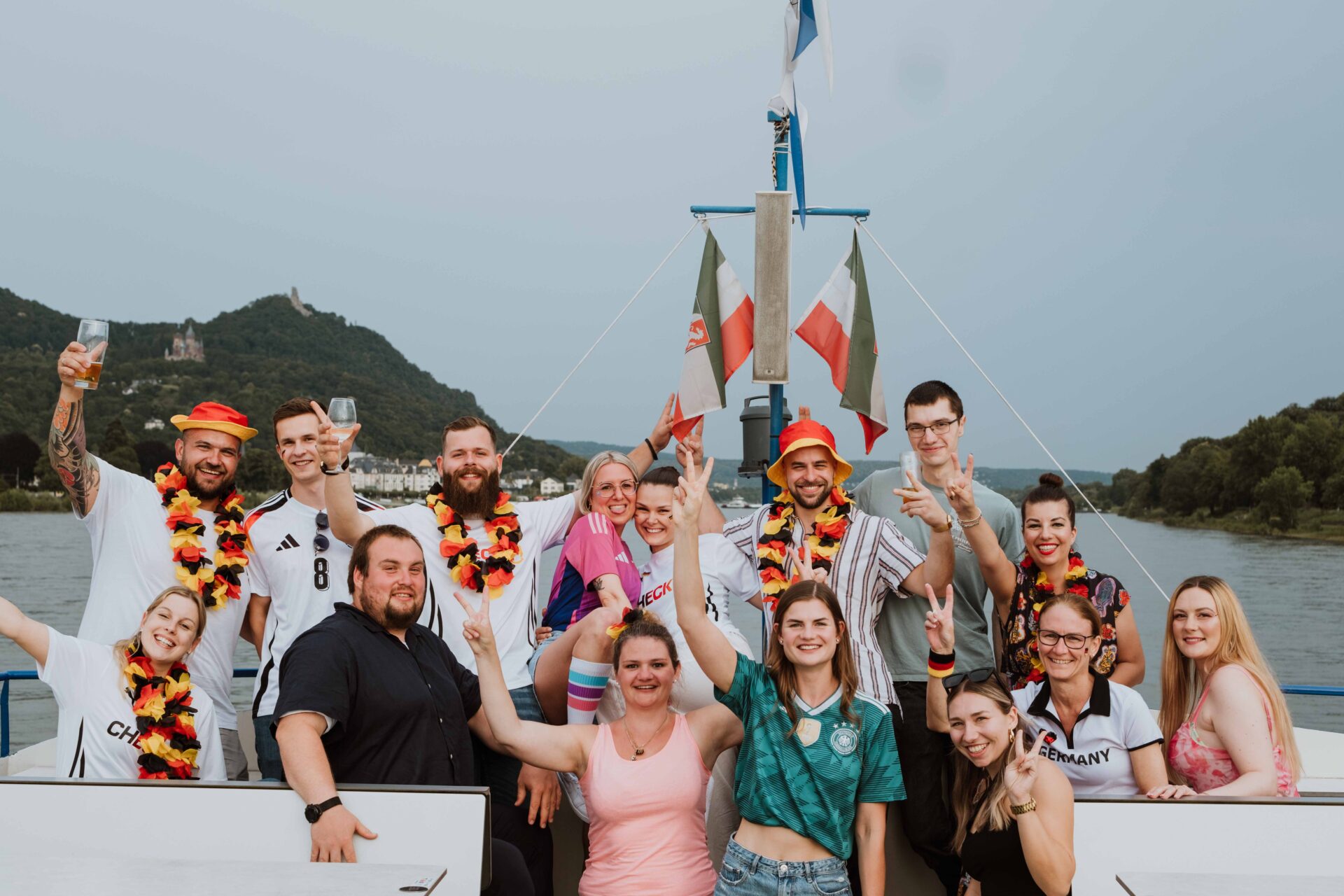 Bild zeigt das Rheinbacher Team auf dem Schiff. Die Mitarbeiter jubeln in die Kamera.