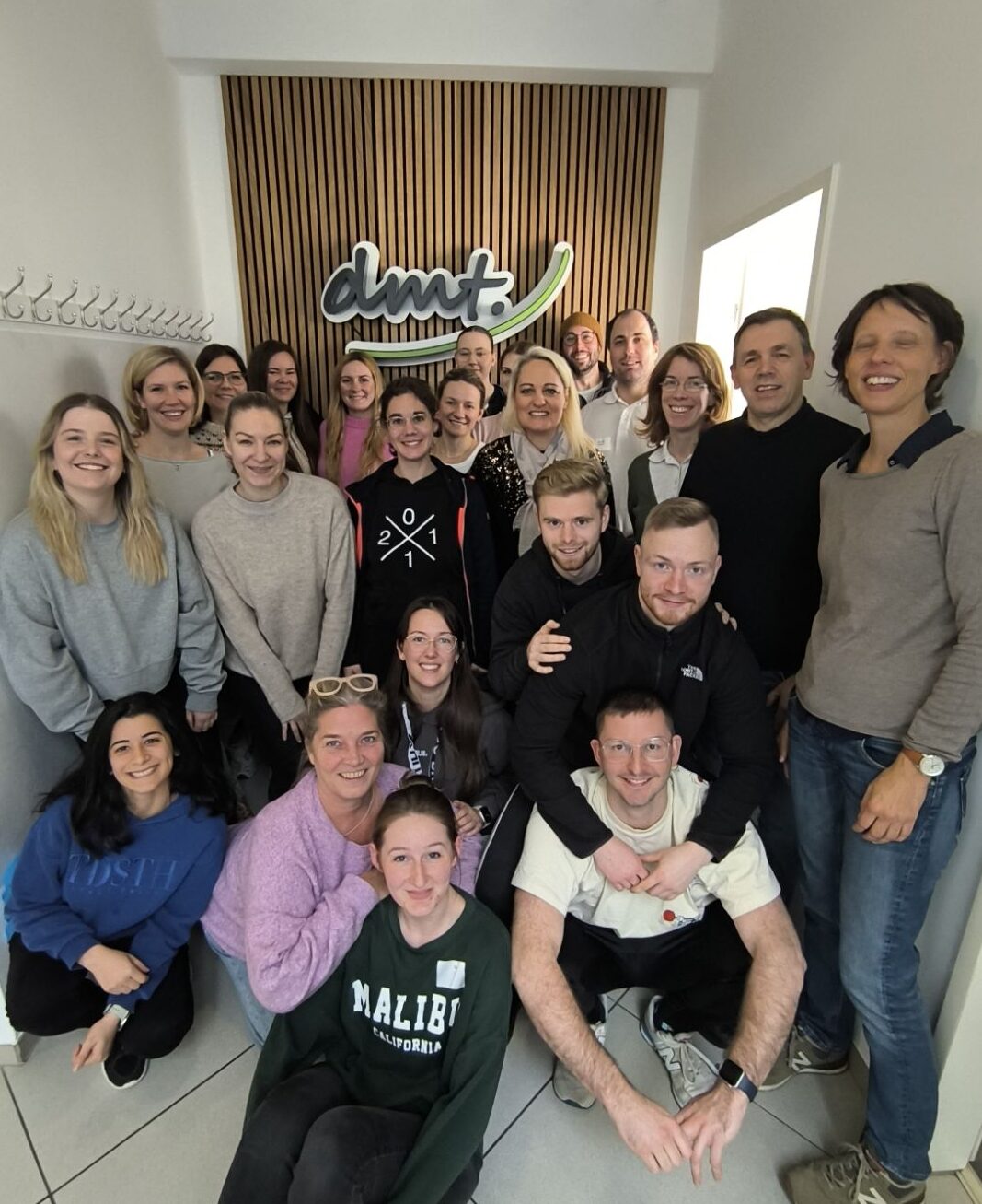 Bild zeigt ein Gruppenfoto der CMD-Kurs-Absolventen in einer dmt. Physiotherapiepraxis.