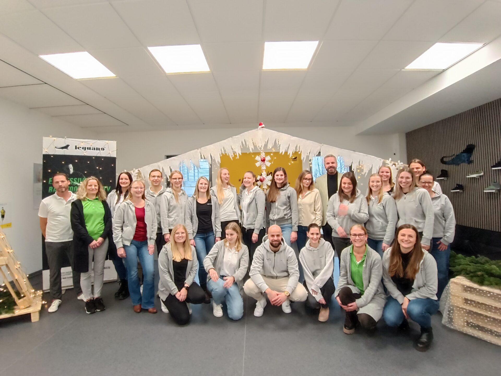 Das Bild zeigt die Leitungen der dmt. Physiotherapie auf einem Gruppenfoto in der Leguanozentrale in Buchholz.