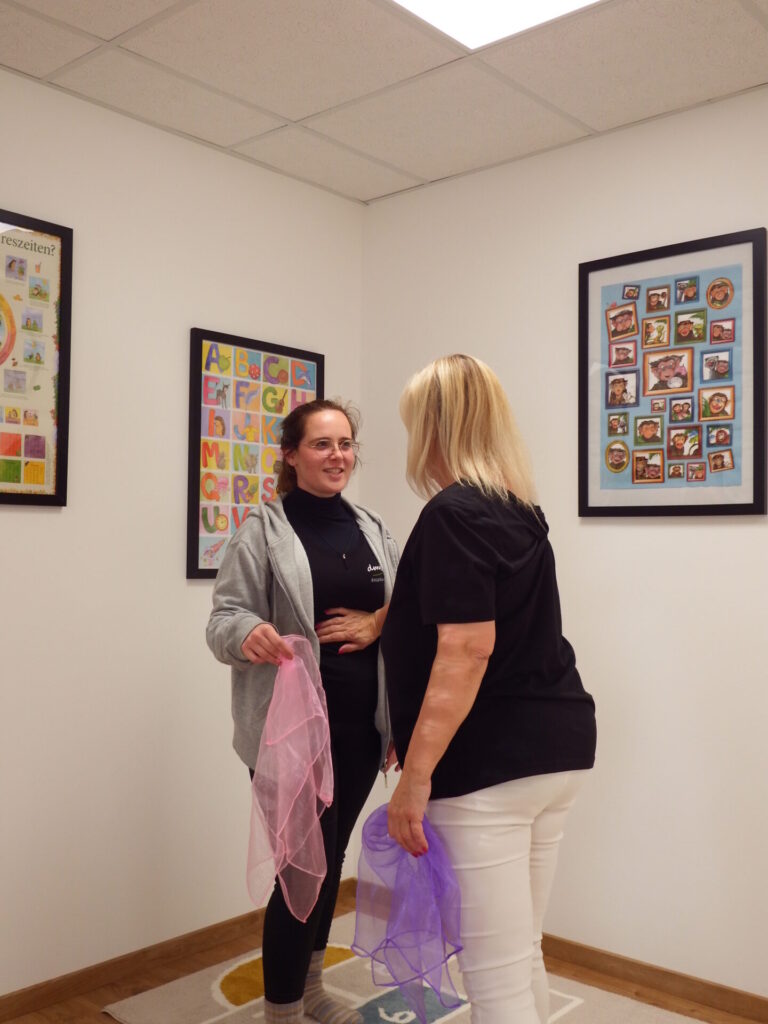 Jessi übt mit der Patientin die Kommunikation.