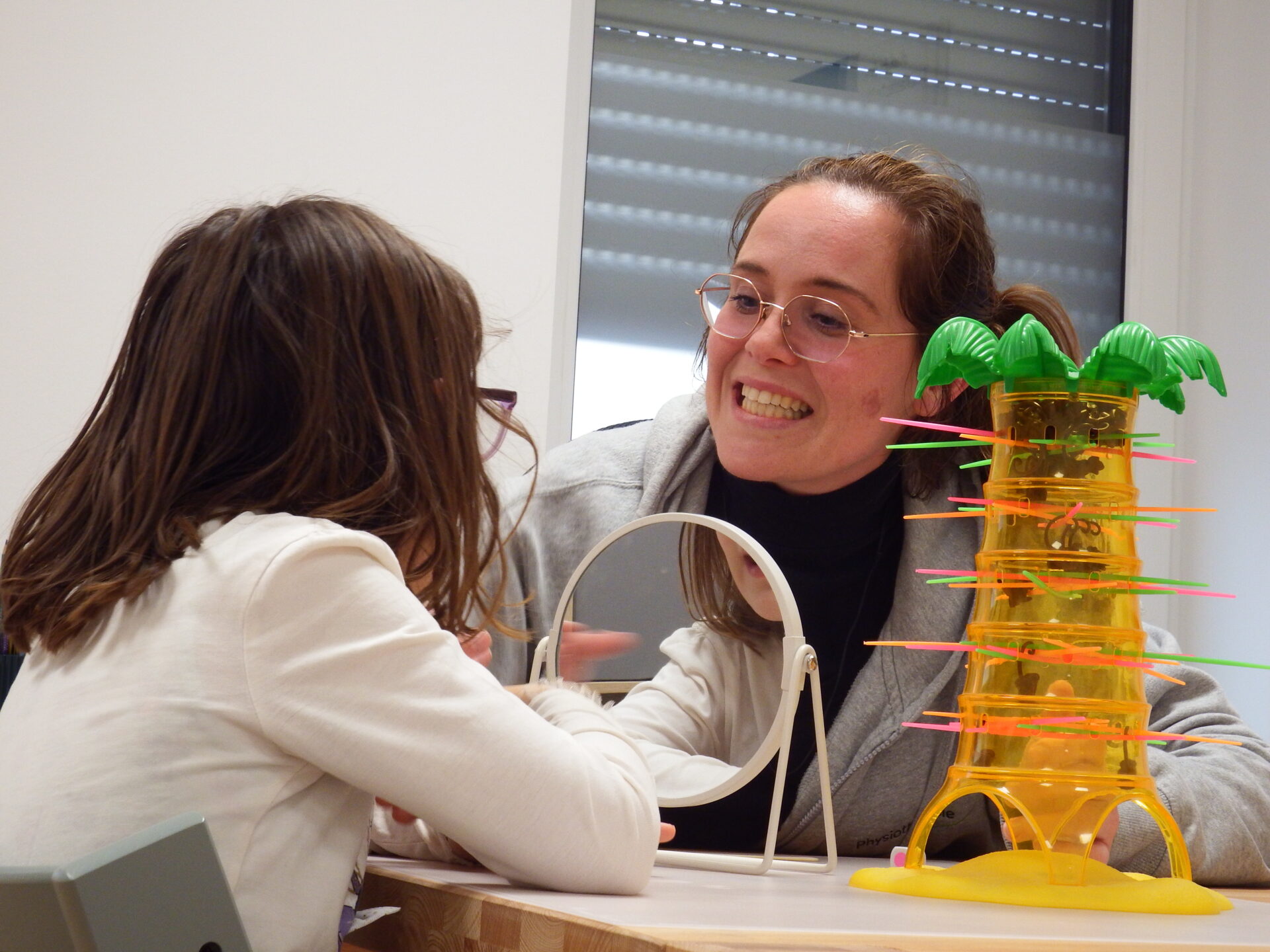 Jessi zeigt ihrer Patienten Übungen mit dem Mund.