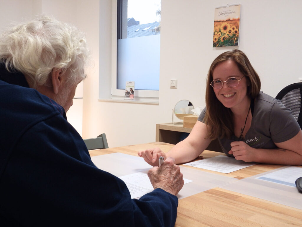 Jessi, Logopädin der dmt. Therapie+ bei der Beratung eines Patientens.