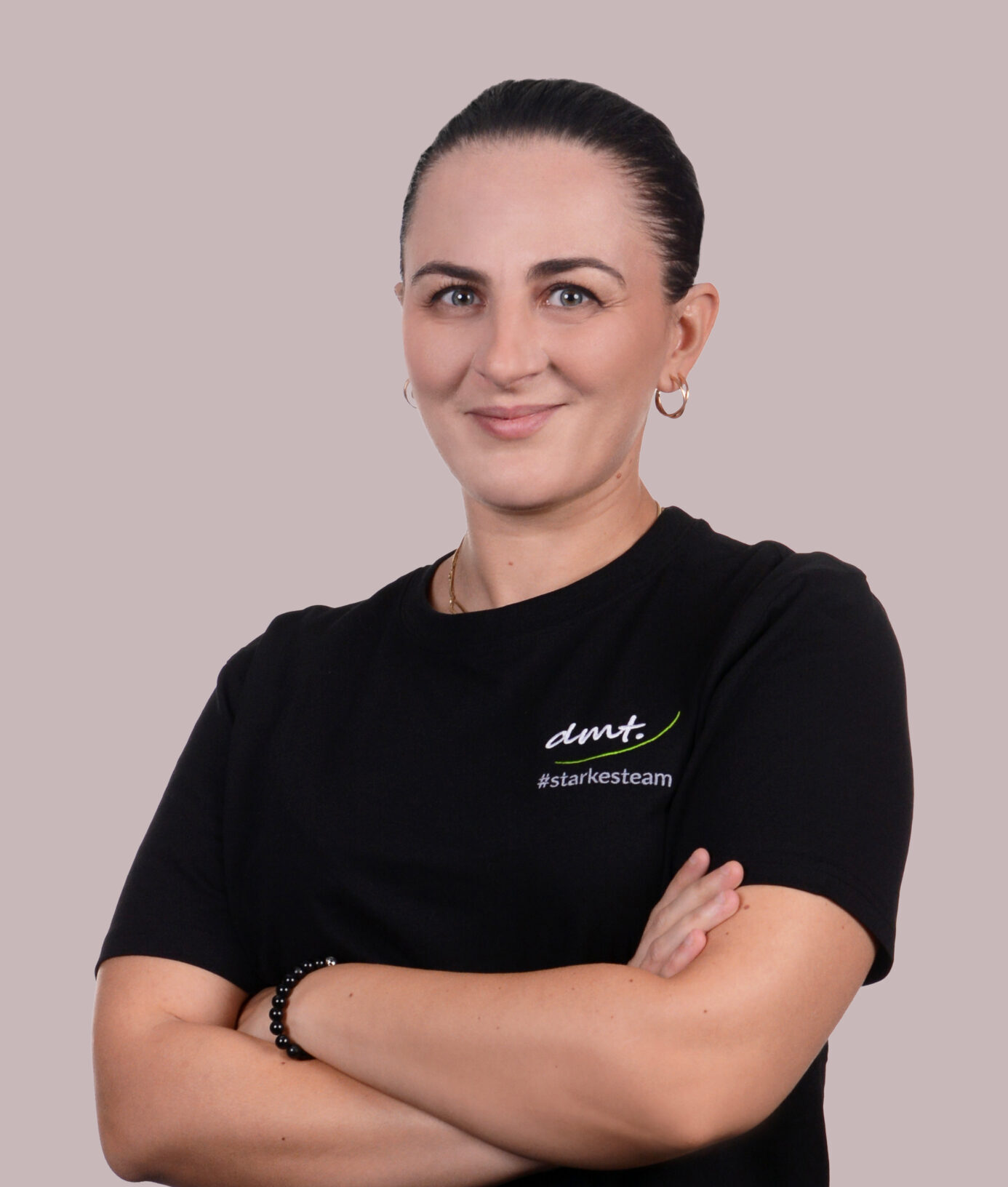 Bild zeigt Romina Shaqu, Physiotherapeutin der dmt. Therapie+