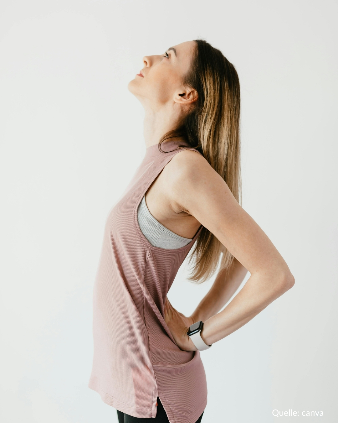 Frau stützt die Hände in den Rücken und streckt sich.