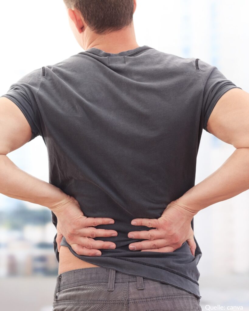 Foto zeigt Mann, der sich mit beiden Händen an den Rücken greift.