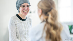 Das Bild zeig eine an Krebs erkrankte Frau, die sich mit ihrer Therapeutin unterhält.