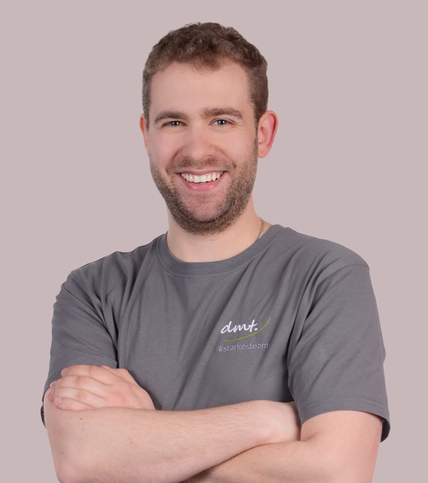 Das Bild zeigt Alexander Kranz. Physiotherapeut bei dmt. Therapie+ in Euskirchen.