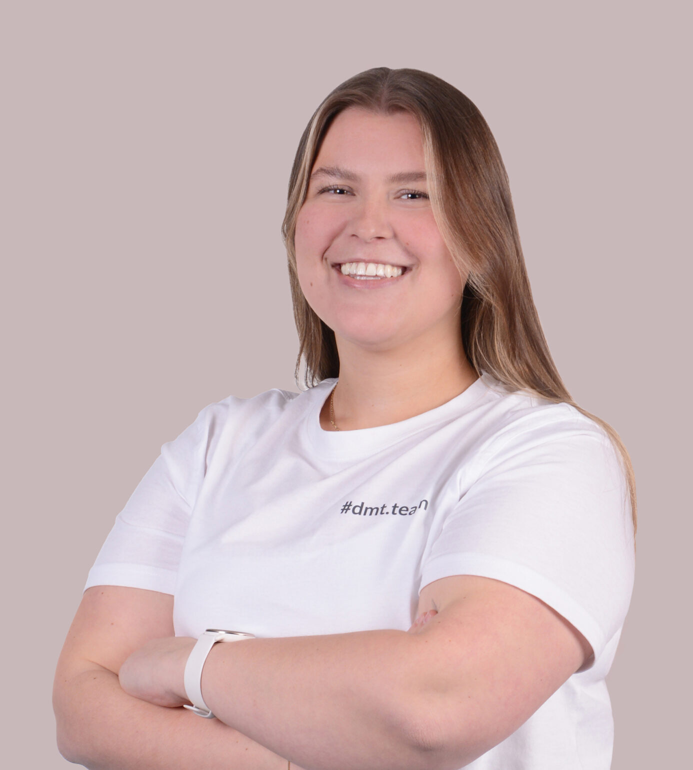 Das Bild zeigt Laisa Seiler. Physiotherapeutin bei dmt. Therapie+ in Euskirchen.