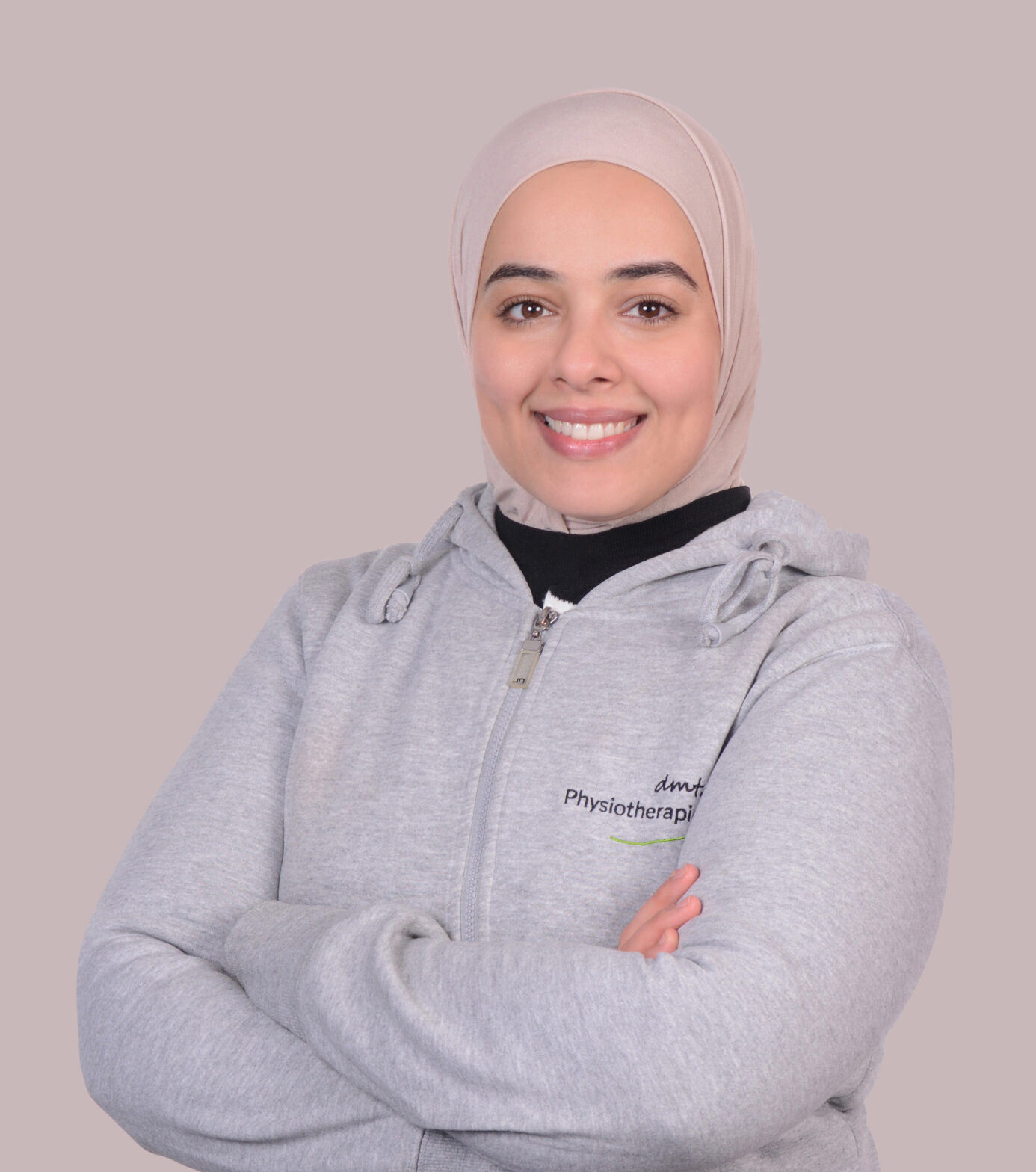 Das Bild zeigt Shadha Aouididi. Physiotherapeutin bei dmt. Therapie+ in Rheinbach.