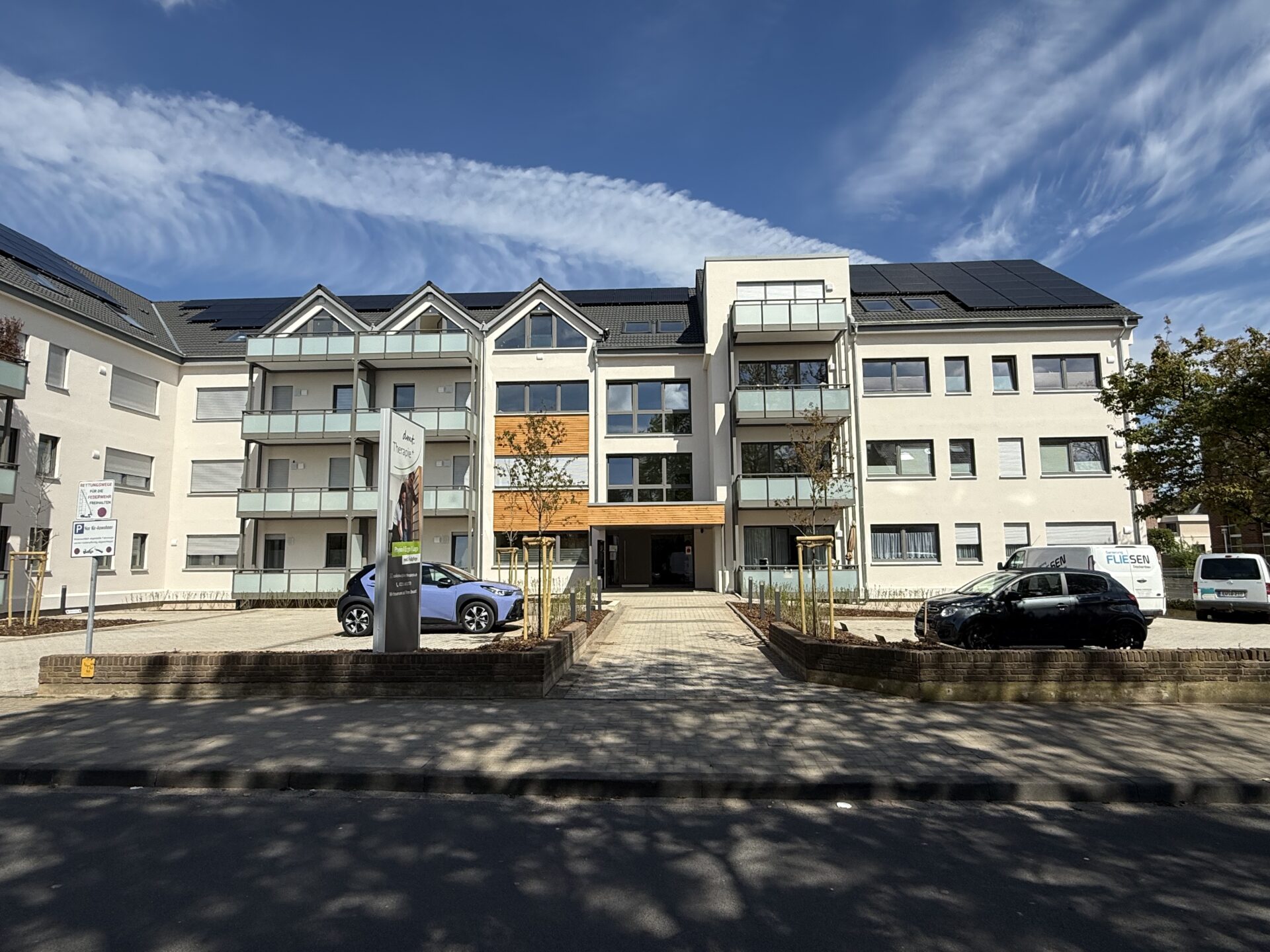 Bild zeigt das Praxisgebäude der dmt. Therapie+ in Euskirchen.