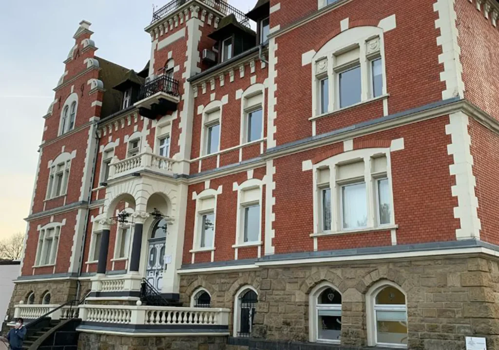 Außenansicht auf das Gebäude der Praxis von dmt. Therapie+ in Bad Breisig mit dem Angebot der Physiotherapie und Logopädie.