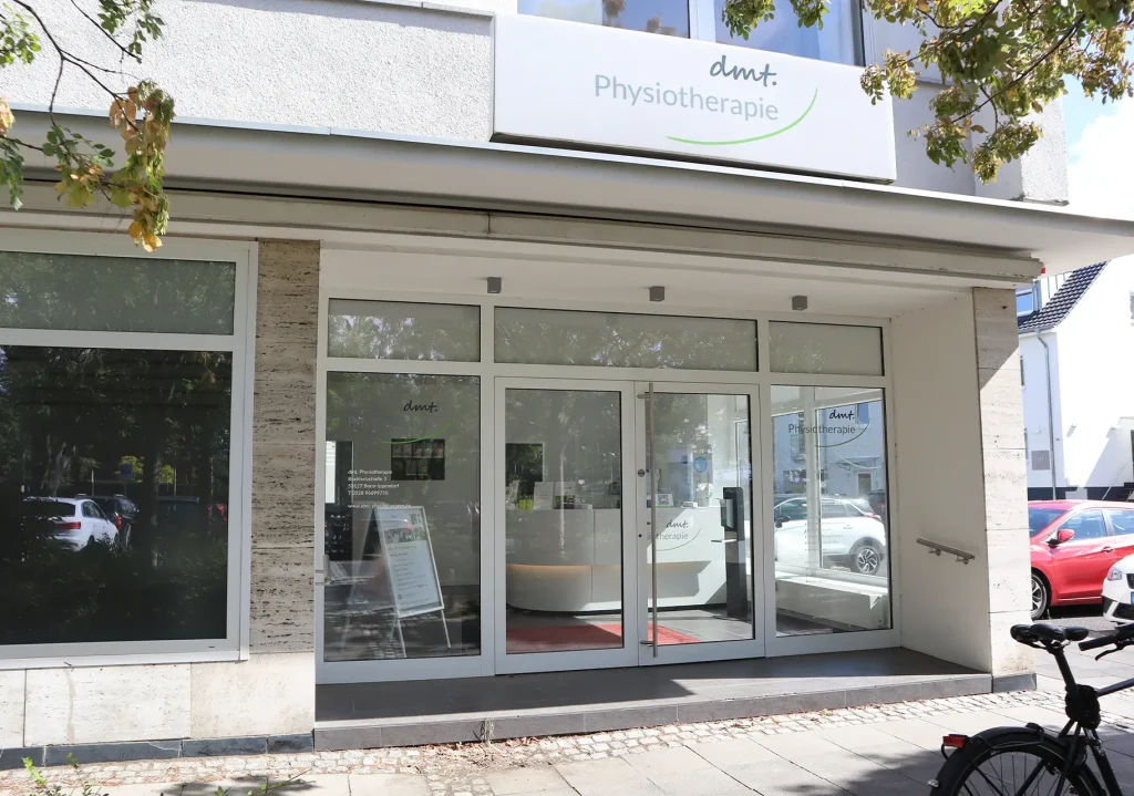 Außenansicht auf das Gebäude der Praxis von dmt. Therapie+ in Bonn-Ippendorf mit dem Angebot der Physiotherapie und Logopädie.