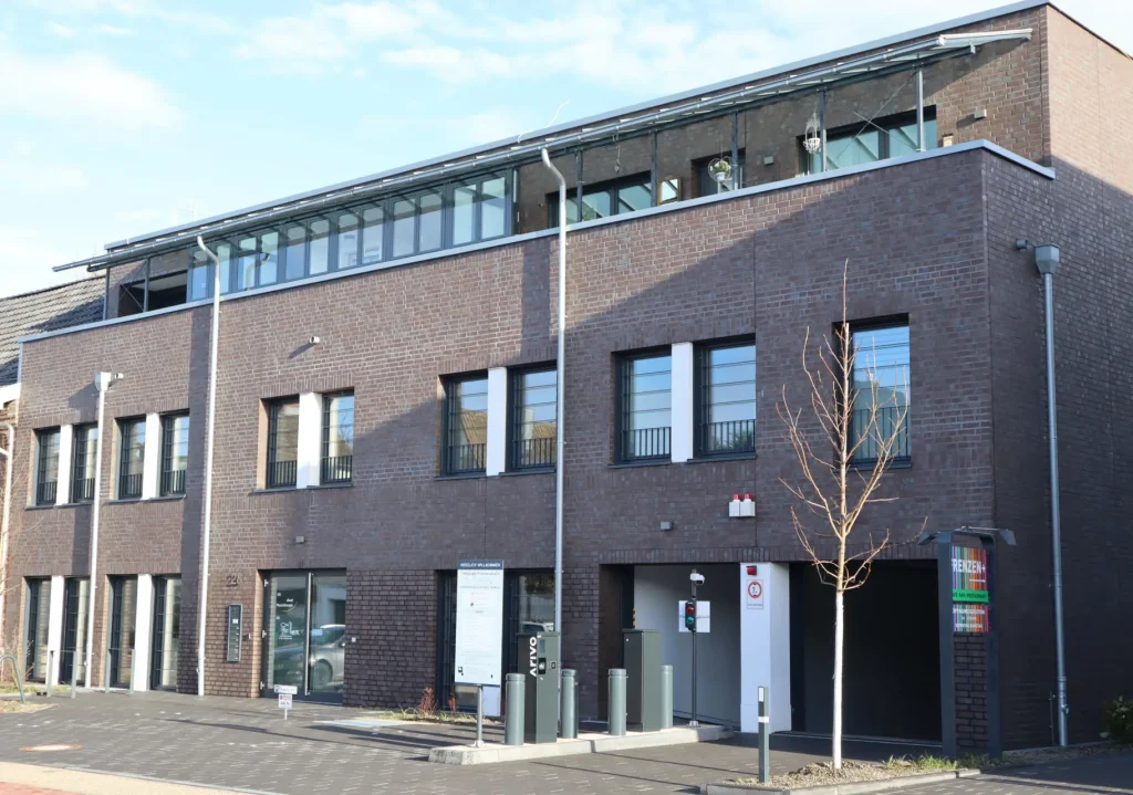 Außenansicht auf das Gebäude der Praxis von dmt. Therapie+ in Erftstadt mit dem Angebot der Physiotherapie und Logopädie.