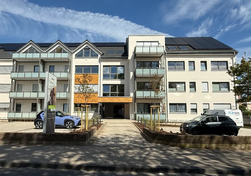 Außenansicht auf das Gebäude der Praxis von dmt. Therapie+ in Euskirchen mit dem Angebot der Physiotherapie und Logopädie.