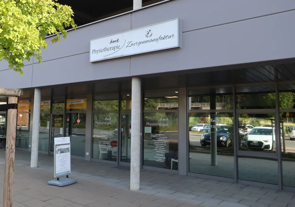 Außenansicht auf das Gebäude der Praxis von dmt. Therapie+ in Grafschaft mit dem Angebot der Physiotherapie und Logopädie.