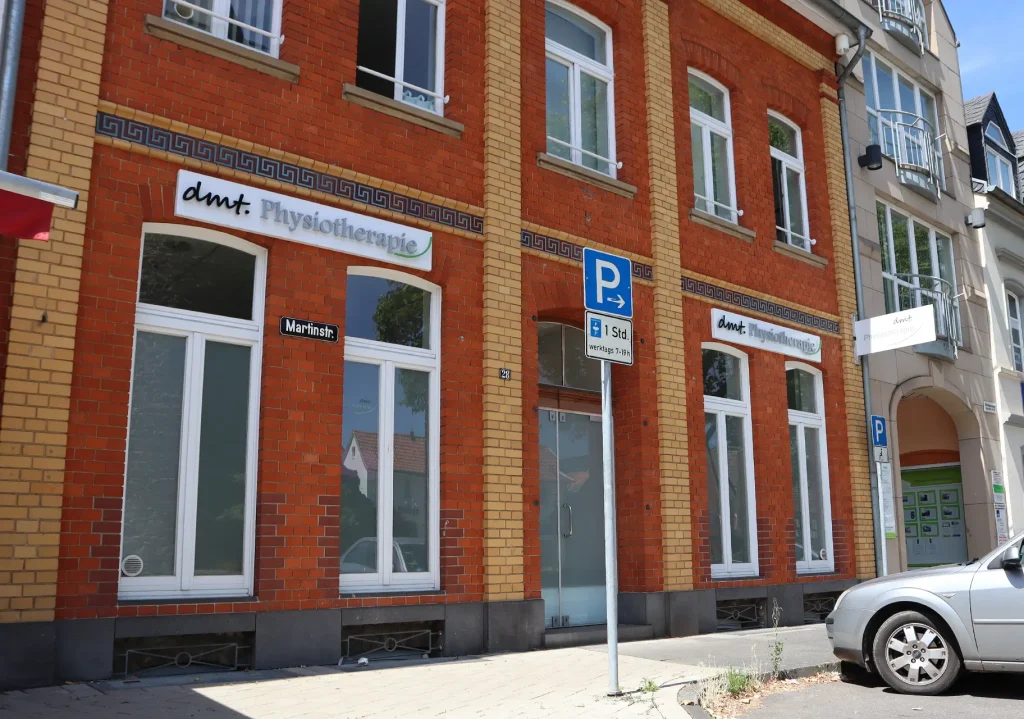 Außenansicht auf das Gebäude der Praxis von dmt. Therapie+ in Rheinbach mit dem Angebot der Physiotherapie und Logopädie.
