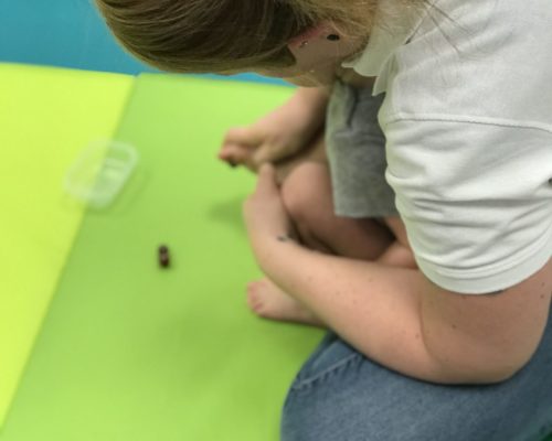 dmt. Kids Physiotherapie mit Kleinkind auf Matte. Teil von dmt. Kids. Praxis spezialisiert auf Kinder.